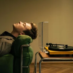 Pro-Ject Debut Carbon EVO Walnuss - Premium Plattenspieler für authentischen Klang 5 Pro-Ject Debut Carbon EVO Walnuss - Premium Plattenspieler für authentischen Klang -KlangHaus Verkäufe 1382130 3 3 scaled